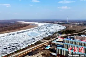 中俄界江黑龙江上游全线“跑冰排” 开江壮景引游人图片