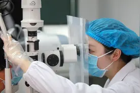 白内障找上年轻人？95后白内障患者：以为白内障是“老年病”，手术前几近失明图片