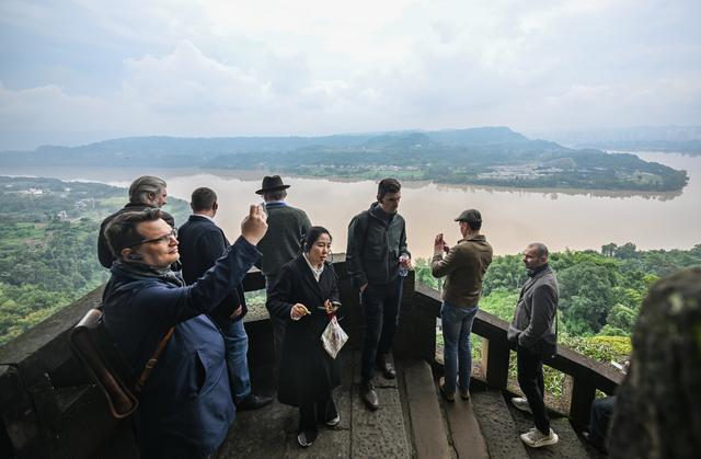 匈牙利智库学者团访渝 感知山城历史底蕴与现代活力