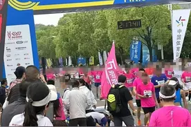 湘江半程马拉松赛女配速员“跑崩”，晕倒在终点？组委会回应图片