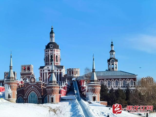 10米俄式大雪人牵手极地萌宠 伏尔加庄园打造冰雪游新地标