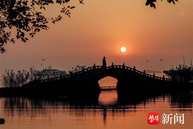 无锡太湖鼋头渚上演铜艺山水秀