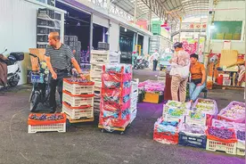 暑天降燥补营养 正是水果旺销时图片