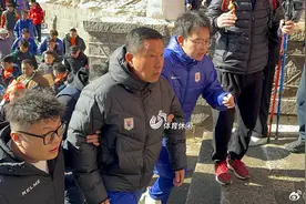 山东队今日登泰山祈福，主帅崔康熙率先抵达南天门图片