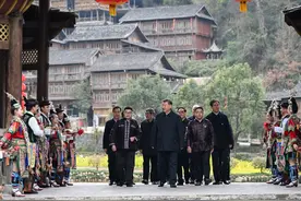 【学习小组】习近平：民族的特色，很古朴也很时尚图片