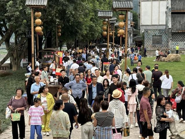 人从众！国庆首日，宜宾“名场面”来了