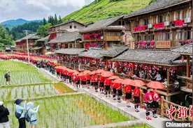 广西龙胜红瑶民众欢度传统“晒衣节”图片