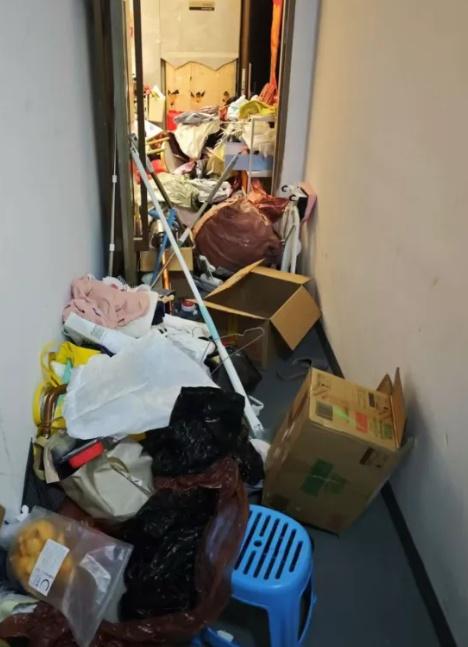 家里清出30吨！男子崩溃