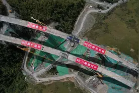 力争2026年全线贯通 久马高速全线131座桥梁主桥今日全面合龙图片