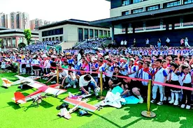 立足课堂 潜心从教 他是学生心中的“全能老师”图片