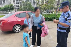 四岁男童玩耍时走失，民警半小时迅速找回图片