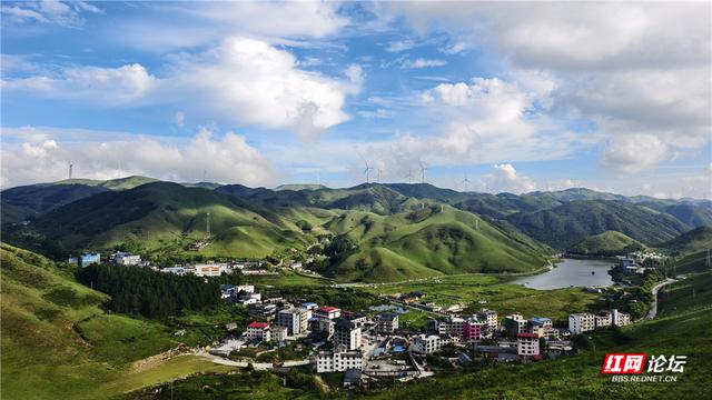 【每日一图@湖南】南山牧场的清晨，绿野向天际延展