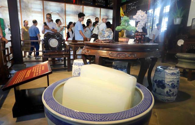 江苏苏州：狮子林冰块送“清凉”