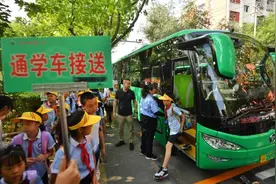 通学公交全市推广，学生上学更安全顺畅 | 新京报社论图片