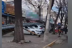 天津市滨海新区一小区门口供热管道倒塌，多辆汽车被砸？当地回应图片