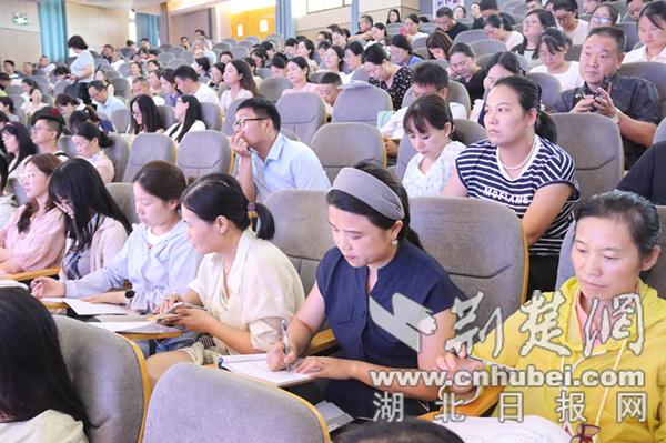 房县思源实验学校：AI专题培训助力教职工开启新学期教学新篇