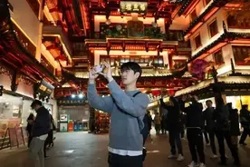 上海街头韩国人扎堆了思密达！网友总结规律：“统一发型”与打卡路线，一眼认出→图片