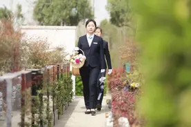 00后女孩当“职业扫墓人”每天鞠躬上百次：人生是旷野，喜欢有挑战的工作图片