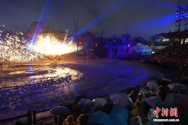 开封“双节”文旅热：万岁山雨夜游客火爆