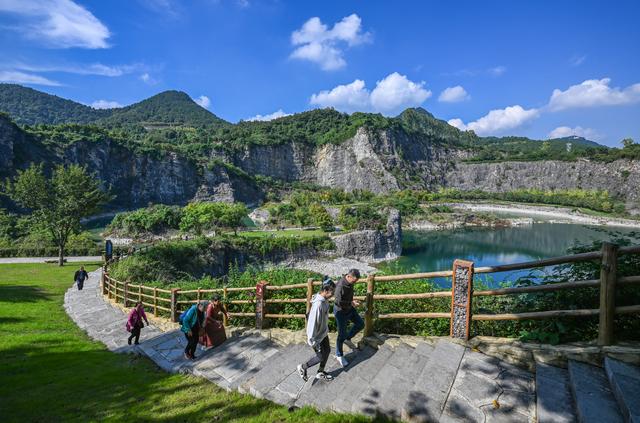 镜鉴｜定格美丽重庆：矿山秋韵浓 游人醉其中