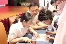 爱心企业捐助百名学子上大学图片