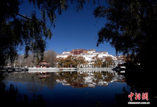 初冬拉萨布达拉宫景色秀丽