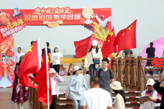 红滩踏歌庆华诞，万众同心颂祖国！
