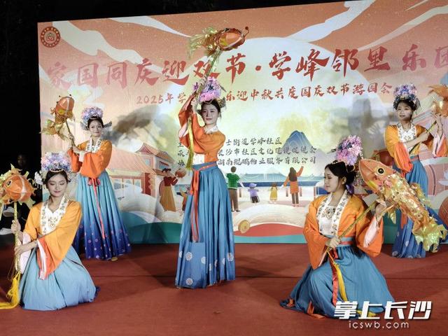 家国同庆情满社区，邻里团圆乐享游园
