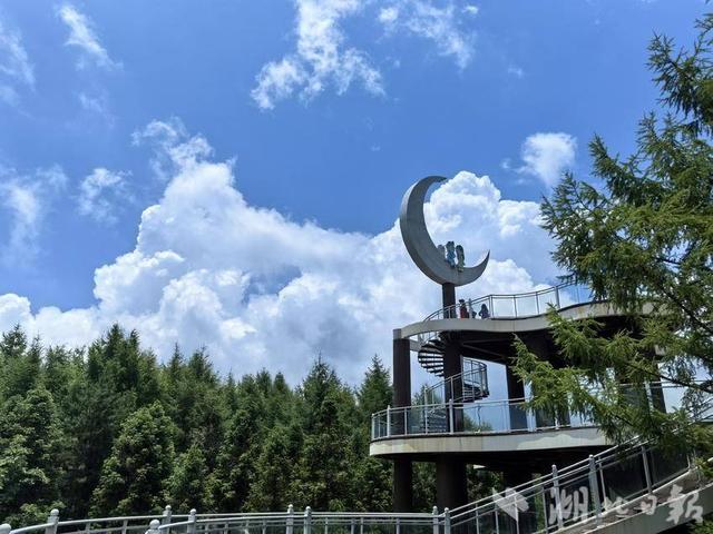 巴东：绿葱坡头风送爽 灯盏窝畔清凉长