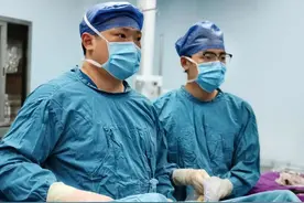 一碗馄饨下肚，男子痛到满地打滚！送医一查，立即手术图片