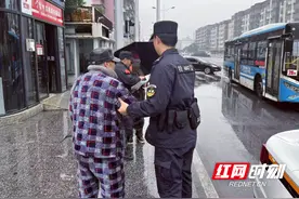 暖心！风雨中的藏蓝守护图片