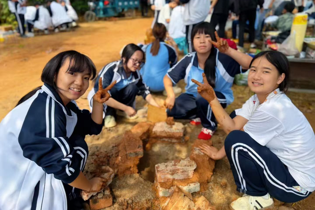 搭土灶、煮炊锅……红河州这两所学校徒步秋游野炊火了