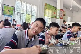 枣阳中小学校秋季“开学第一餐”见闻图片