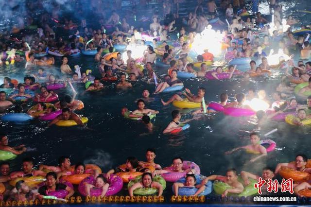 重庆：高温激活“清凉”夜经济 水上乐园夜晚热闹非凡