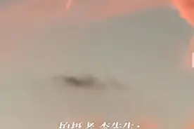 上海现不明飞行物似火球般高速坠落？可能是飞机尾迹和晚霞的结合图片