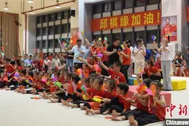 福建姑娘邱祺缘高低杠摘银，母亲：女儿完成了最好的动作图片