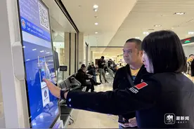 外籍船员入境实现“智能秒办” 舟山口岸启用外国人入境登记卡自助填报终端图片
