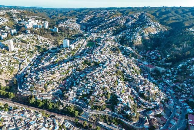 一眼沦陷！瓦尔帕莱索的涂鸦山城