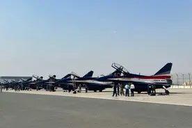 空军八一飞行表演队抵达迪拜图片