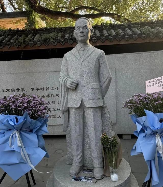 他的墓前，有了一座花墙