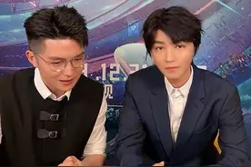 王俊凯惊喜空降江苏卫视跨年演唱会直播间，官宣加盟图片