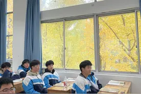 美景突袭课堂，衢州这名老师带着学生赏窗外的“天然油画”图片