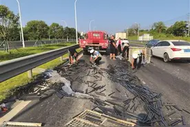烈日下，交警化身“搬运工”图片