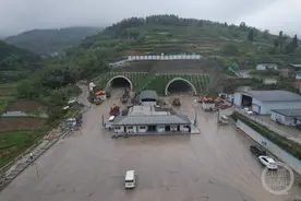 渝遂高速复线云雾山1号隧道全线贯通图片