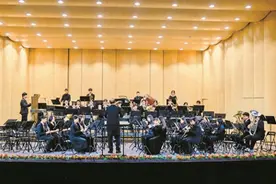 深圳市龙华中学爱乐交响管乐团连奏凯歌图片