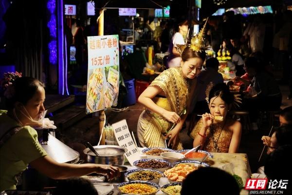 岁暖时刻丨亚洲最大夜市——西双版纳告庄星光夜市掠影
