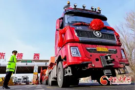 陇拍客|首台“巨无霸”变压器落户张掖电厂图片