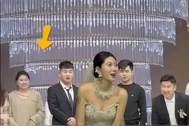 伴郎抢手捧花，刚好“送”到女友手里，女友一脸懵：花就这样到我手里了？网友：这缘分，挡都挡不住啊图片