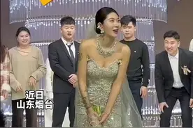 伴郎抢手捧花，刚好“送”到女友手里，女友一脸懵：花就这样到我手里了？网友：这缘分，挡都挡不住啊图片