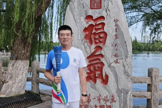 福胶集团总裁杨铧担任2025济南国际泉水节“泉炬手”
